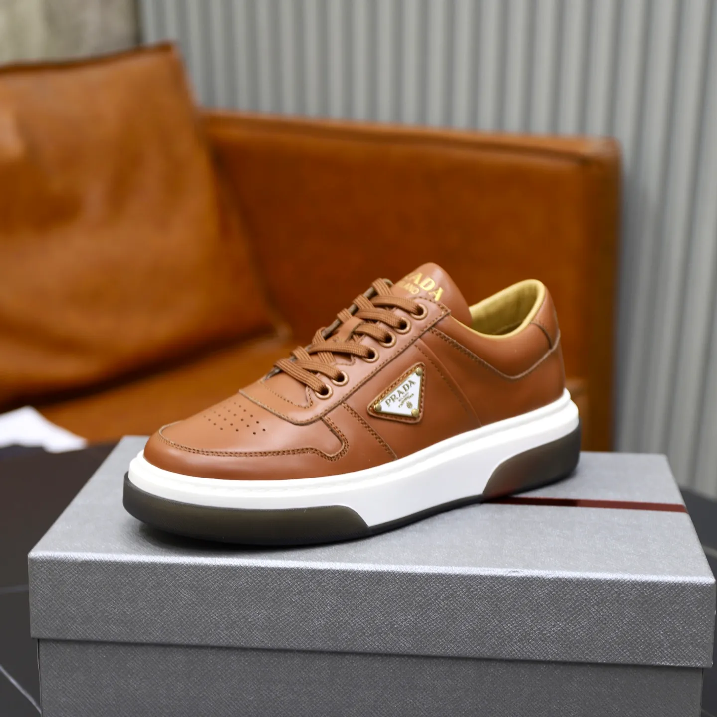Factory price: 720💰Top original order Brand: PRADA (Prada) Standard code: Men's size 38/44 (45 can be customized) Grade: Same as the official website Material: Original cowhide stitching imported cowhide lining Original combination two-color wear-resistant soft outsole Style category: Leisure and sports version Young fashion European and American trend British style Color: Actual picture color